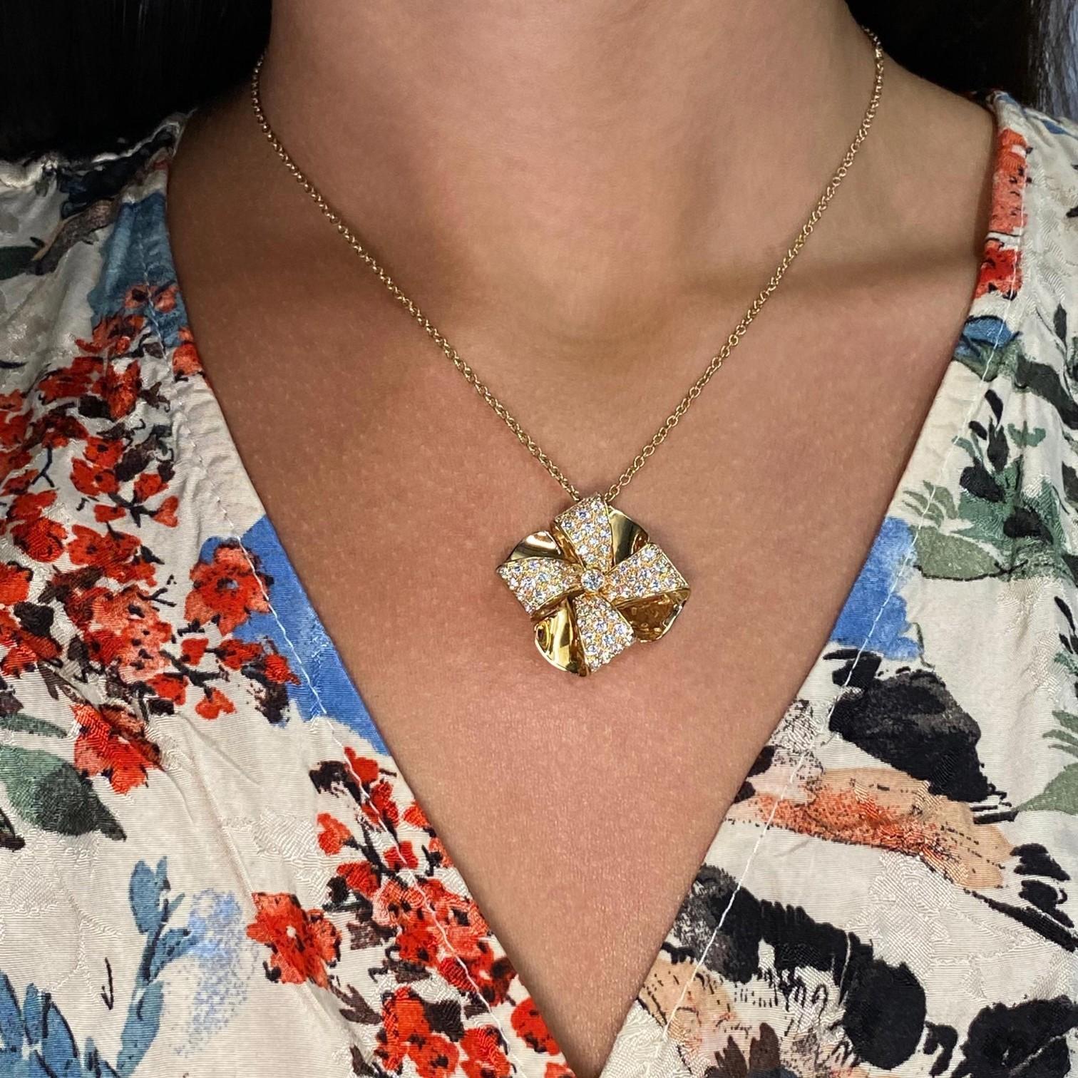 Luca Carati 18K Yellow Gold Diamond Flower Pendant Necklace 048307