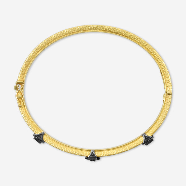 KONSTANTINO - "Callas" (Cuff) - 18K Gold Blk Diamond SAP Bracelet - BLK DIA: 0.186ctw.; SAP,0.3Ct - BMK07066-18KT-507

Length: 6.5 INCHES
Retail $7,150.00 - THE SOLIST