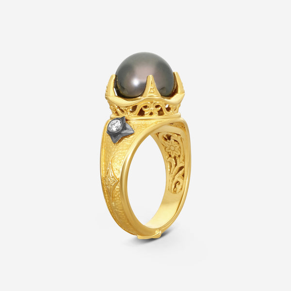 KONSTANTINO - "Callas" 18K Gold Ring - VVS-Bl - Diamond VVS, 0.156ctw.; Cultured Blk Pearl, 9mm - DMK01162-18KT-645
Retail $5,180.00 - THE SOLIST