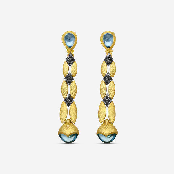 KONSTANTINO - "Callas" (Drop) - 18K Gold Earrings - BLK DIA: 0.204ctw.; Swiss Blue TOP: 6mm; Swiss Blue TOP: 8.8mm - SKMK03148-18KT-510

Length: 2" x 3/8"
Retail $5,260.00 - THE SOLIST