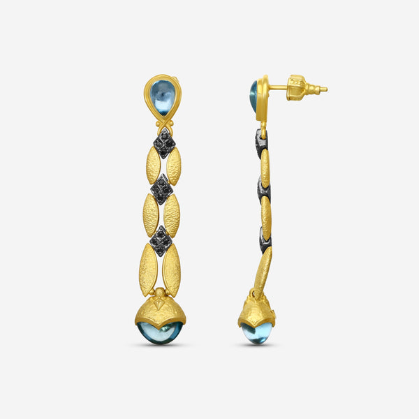 KONSTANTINO - "Callas" (Drop) - 18K Gold Earrings - BLK DIA: 0.204ctw.; Swiss Blue TOP: 6mm; Swiss Blue TOP: 8.8mm - SKMK03148-18KT-510

Length: 2" x 3/8"
Retail $5,260.00 - THE SOLIST