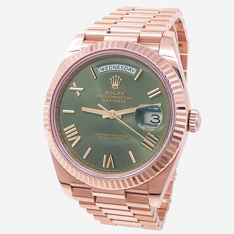 THE SOLIST Rolex Day-Date 40 automatic men's watch in 18K Everose gold with green dial, Roman numerals, and date/day display.